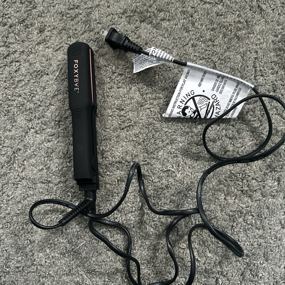 FoxyBae Mini Flat Iron for Travel Dual Voltage Hair Straightener.